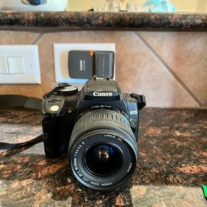 Canon DS126071 Rebel XT EOS Digital EF-S 18-55mm 1:3.5-5.6 II Lens and charger.